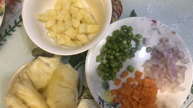 东南亚风味-咖喱肥牛凤梨饭团,凤梨去皮,取1/4个,中间部分切丁,其余切厚片