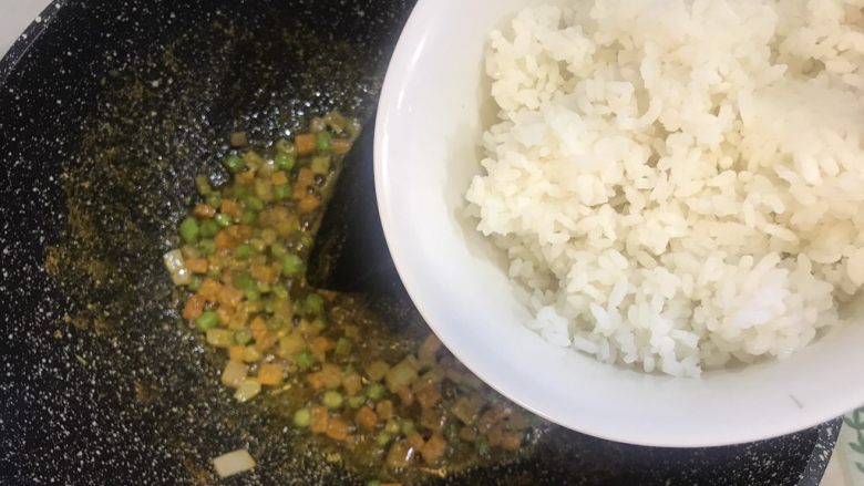 东南亚风味-咖喱肥牛凤梨饭团,倒入剩米饭翻炒均匀