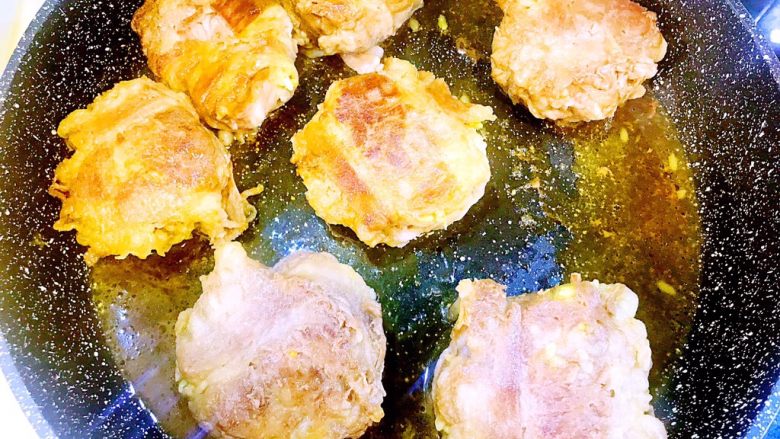 东南亚风味-咖喱肥牛凤梨饭团,翻面煎另一面肥牛,并不停将汤汁淋在肥牛上