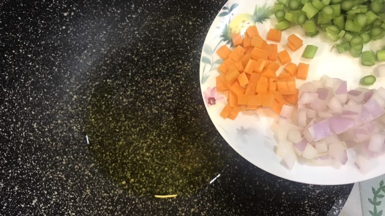 东南亚风味-咖喱肥牛凤梨饭团,锅中倒入少许橄榄油,放入胡萝卜丁,洋葱丁和芦笋丁翻炒出香味