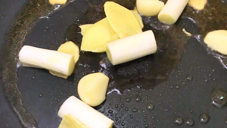 轻易拴住全家胃的三杯鸡,再放入葱段和蒜,翻炒出香味
