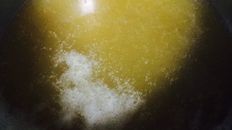 摆脱油腻——蒸娃娃菜,将调好的味汁倒入小锅加热,直至汤汁浓稠,关火