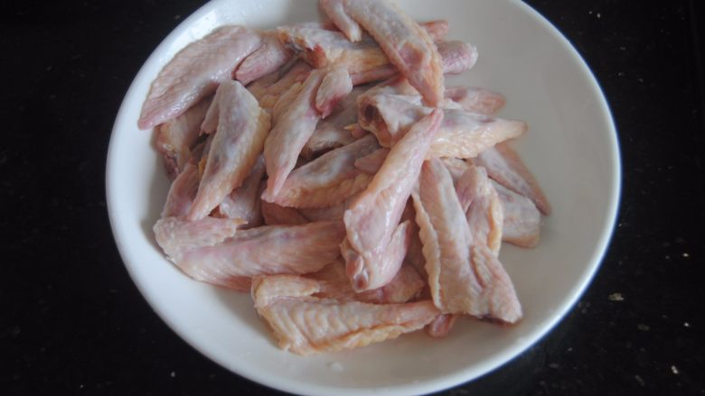 孜然子姜鸡翅尖,<a style='color:red;display:inline-block;' href='/shicai/ 5539'>鸡翅尖</a>买回洗净,去掉剩余杂毛