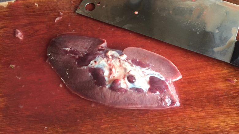 葱爆腰花·老爸的私房盐渍处理法,先处理腰子,对半切开