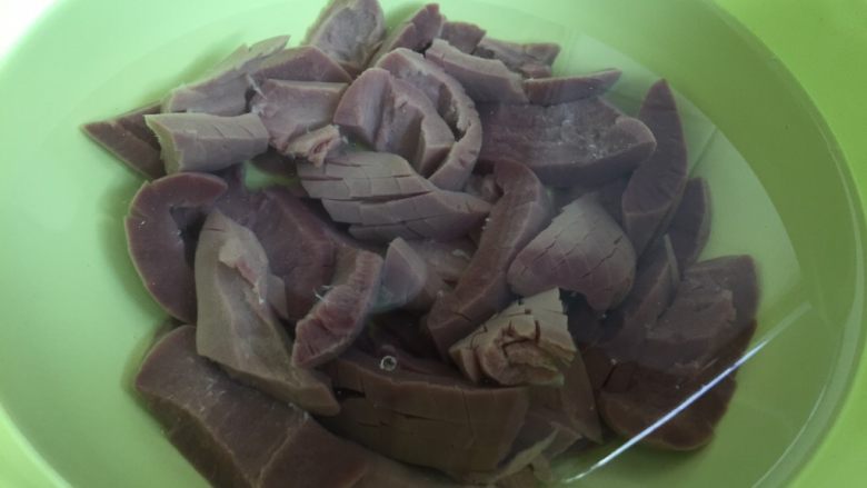 葱爆腰花·老爸的私房盐渍处理法,浸泡。冲洗干净后再浸泡腰花,至少30分钟;