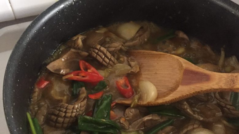 葱爆腰花·老爸的私房盐渍处理法,最后下葱段和红辣椒段,翻均出锅。