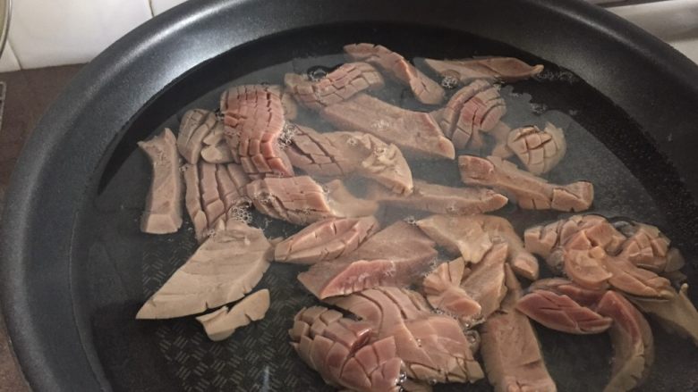 葱爆腰花·老爸的私房盐渍处理法,把浸泡完的腰花控干水分,冷水就把腰花入锅。待锅中水微微开了就需要马上捞出。不可以等到水变成沸腾才出锅,不然后面再次爆炒口感会变老。