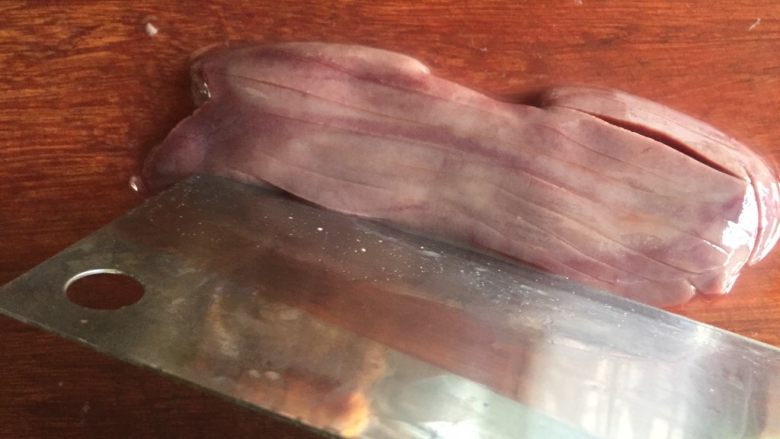 葱爆腰花·老爸的私房盐渍处理法,在光滑的一面轻划,横斜条纹,小心别切断腰子