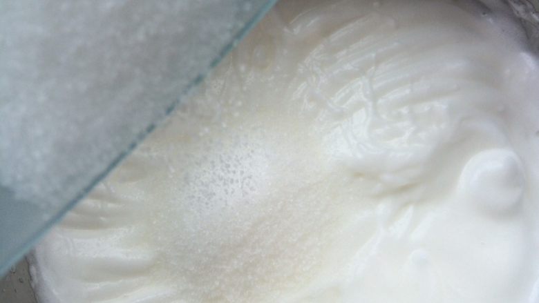 酸奶戚风蛋糕,蛋白细腻无任何鱼眼泡,但是还很软,大概5分左右,再加入第三次细砂糖打发至硬性发泡。