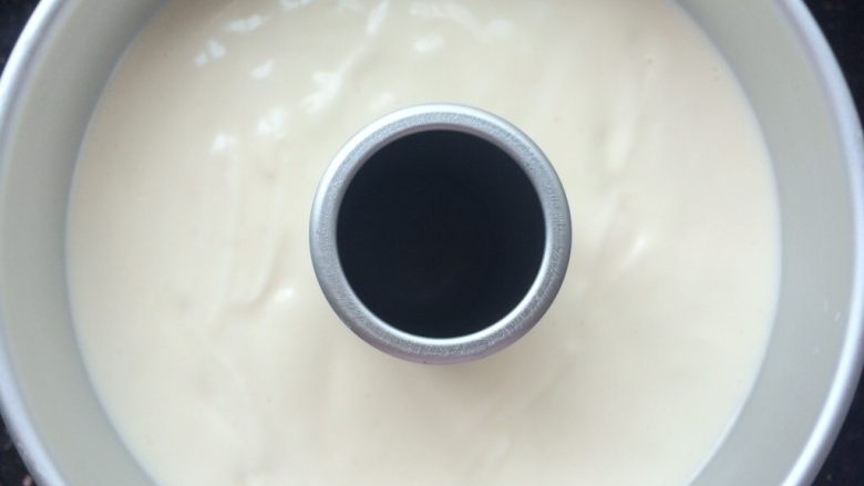 酸奶戚风蛋糕,让后双手拿起模具,轻轻震两下震出小气泡。