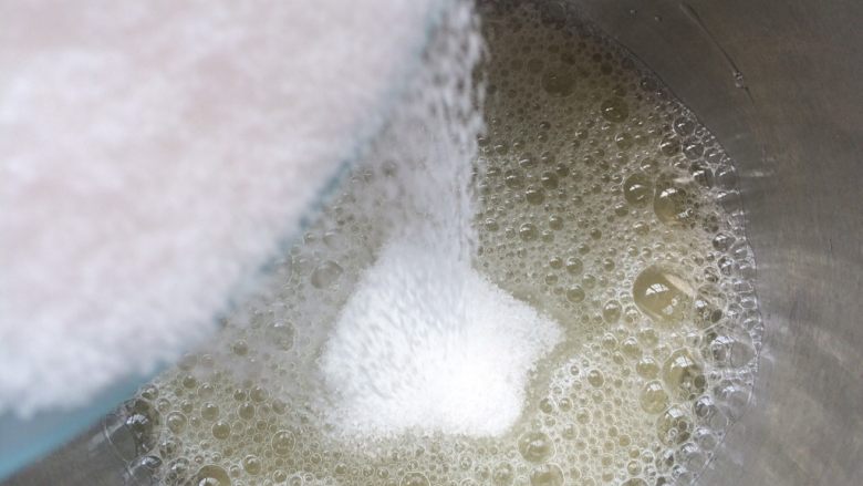 酸奶戚风蛋糕,细砂糖分三次加入蛋白中,蛋白用电动打蛋器打一下有大鱼眼泡状,加入第一次细砂糖打发。
