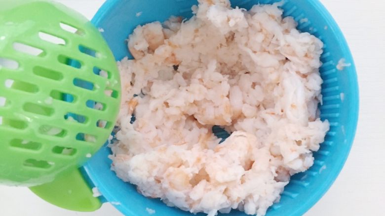 自制虾松,研磨制虾仁肉呈蓬松状即可(接下来进行两次的炒制)
