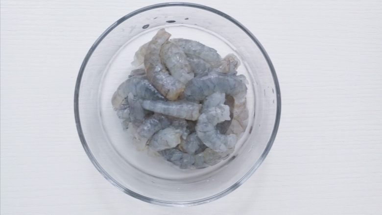自制虾松,食材处理:鲜虾去头去壳去虾线后用盐巴搓洗干净