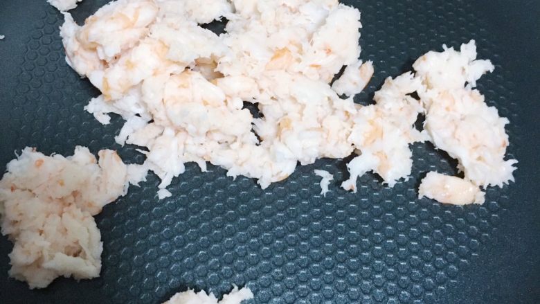 自制虾松,平底锅烧热倒入虾肉小火炒干水分(不需要加油)