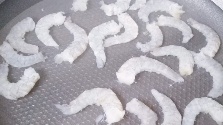 自制虾松,放进锅里煮熟(这一步可以加生姜片/葱结/料酒 考虑自己宝宝还小就省略了这些去腥材料)
