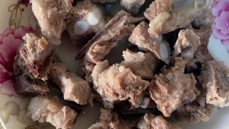 冬瓜烧排骨,排骨焯水后捞出,洗净泡沫