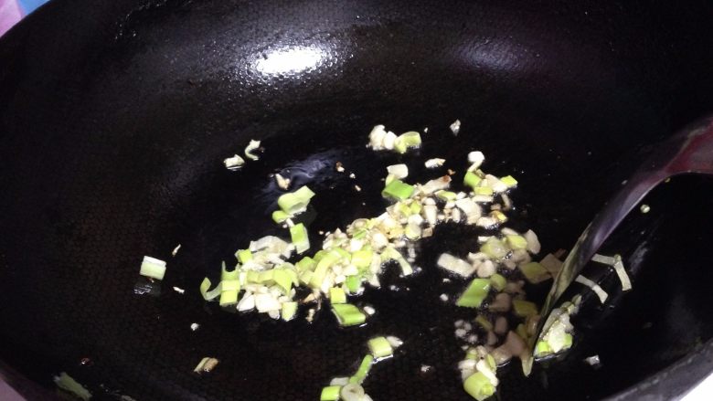 辣炒鬼马丝瓜,
锅内留少量底油,小火爆香葱、蒜碎