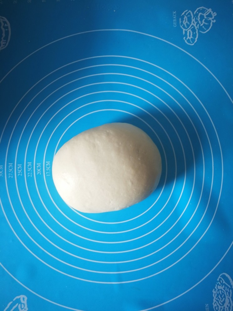 红薯奶香面包,所有材料混合揉光至扩展状态，我是手揉的，15分钟搞定，怎么样？手臂很有力量吧！😜