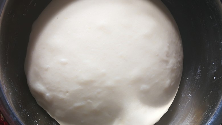 红薯奶香面包,盖保鲜膜，晒太阳😁，发至2倍大