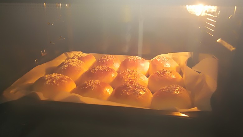 红薯奶香面包,整形，二发就不用多说了吧！直接上入烤箱的图片了！