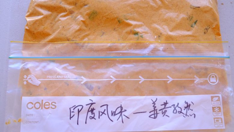 秘制异国风味鸡胸肉腌料&绝佳搭配
(减肥必备),倒入腌料 封口 充分按摩哦!别忘了
放入冰箱腌制一晚 或者放冷冻层可以存放一个月