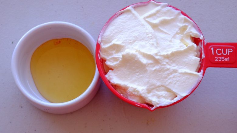 秘制异国风味鸡胸肉腌料&绝佳搭配
（减肥必备）,准备<a style='color:red;display:inline-block;' href='/shicai/ 80144'>希腊酸奶</a>一杯 和蜂蜜少许 <a style='color:red;display:inline-block;' href='/shicai/ 80144'>希腊酸奶</a>最好不要用别的稀的酸奶来代替哦 