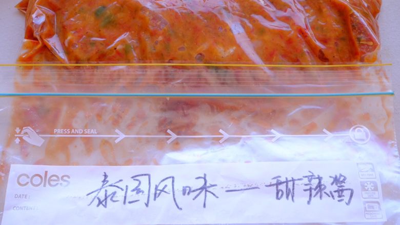 秘制异国风味鸡胸肉腌料&绝佳搭配
(减肥必备),倒入腌料 封口 充分按摩哦!别忘了
放入冰箱腌制一晚 或者放冷冻层可以存放一个月