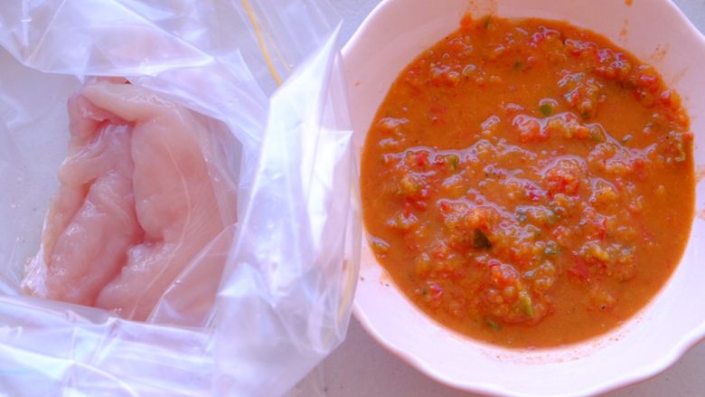 秘制异国风味鸡胸肉腌料&绝佳搭配
(减肥必备),如上一个方子一样 准备封口袋 放入鸡胸肉