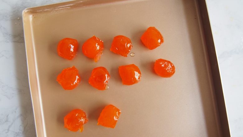 蛋黄豆沙月饼,鸭蛋黄提前泡油3天左右,在烤盘上摆好
