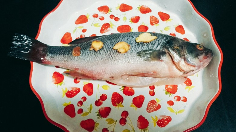 清蒸鲈鱼,这样码味10分钟左右