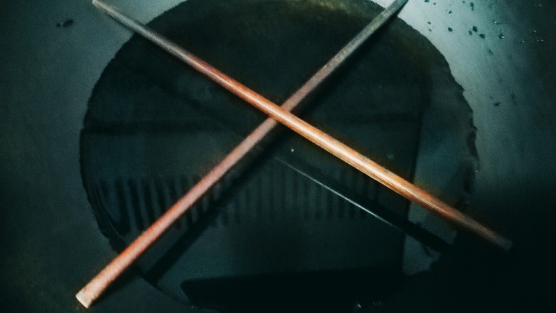 清蒸鲈鱼,可以将炒菜的铁锅盛适量水后，将水烧开后，用两根筷子摆成十字，再把鱼盘放上去蒸