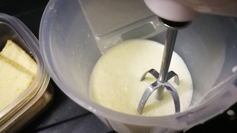 清爽豆乳盒子蛋糕,淡奶油分三次加糖打发