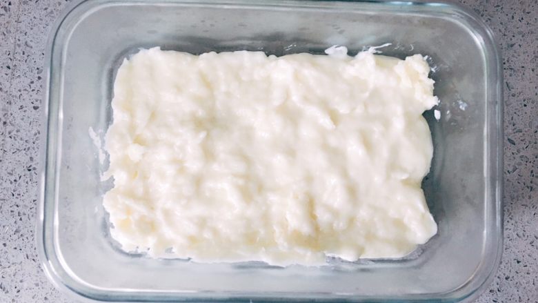 双色椰丝牛奶小方,如果你只想做原味小方,刚才说的料*2就可以啦。