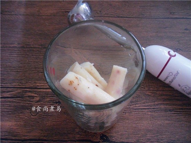 蓝莓山药糕,蒸熟的山药加入<a style='color:red;display:inline-block;' href='/shicai/ 3729'>白糖</a>,放入搅拌器内