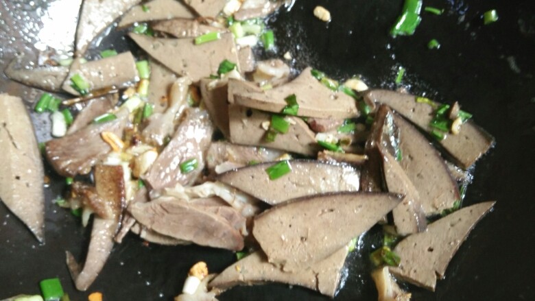炒米粉(猪肝炒米粉),放入猪肝和肉翻炒(生肉的话可以先放肉吵再放猪肝)