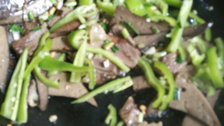 炒米粉(猪肝炒米粉),再放入青椒搅拌