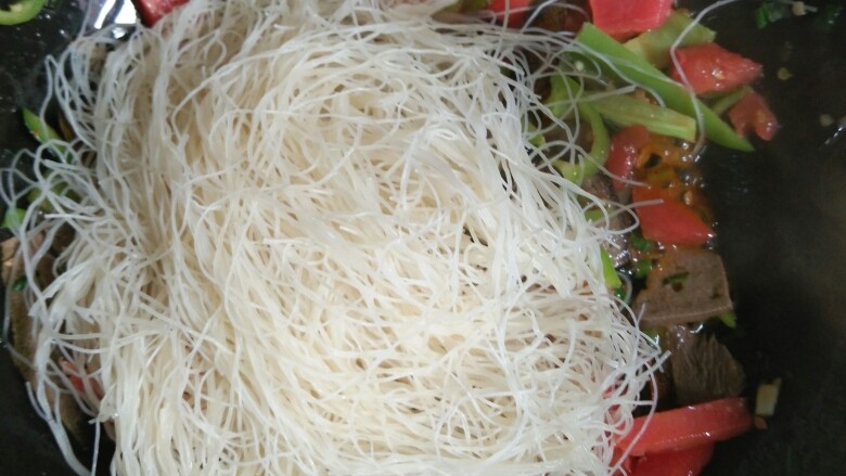 炒米粉(猪肝炒米粉),继续放入米粉。米粉是提前泡好的容易熟