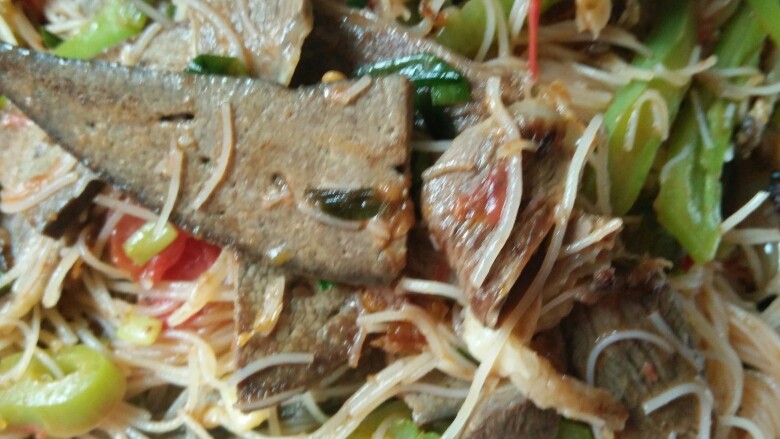 炒米粉(猪肝炒米粉),味道调好以后盛到盘子里