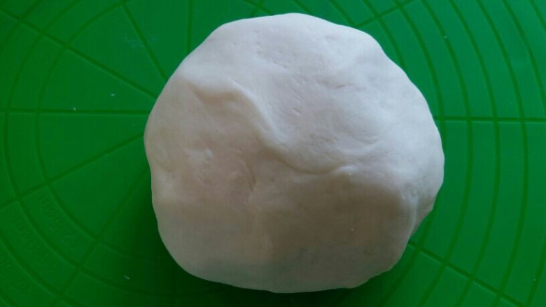 可爱紫薯馒头,面团揉光滑后,取出,切150克面团下来,和紫薯泥。剩下的白色面团用保鲜袋装着,放冰箱冷藏