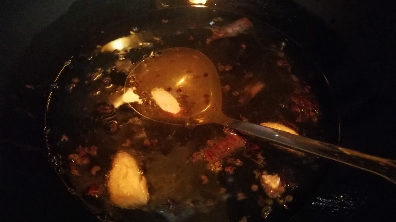 厨房神器之___飘香红油,搅拌,小火熬。