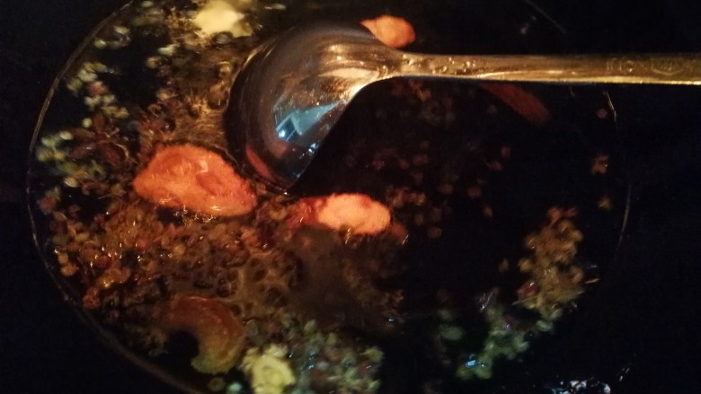 厨房神器之___飘香红油,持续搅拌出香味,白芷发黄变褐时关火。换到没加热的灶口一边。