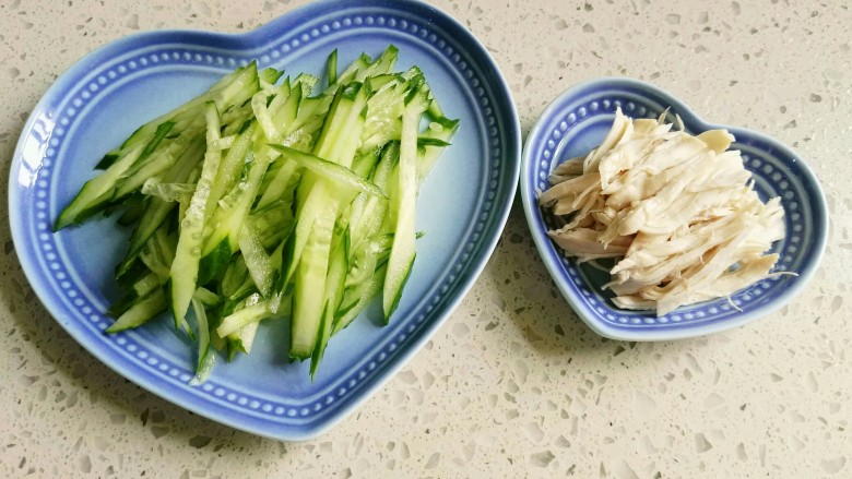 鸡丝凉面,<a style='color:red;display:inline-block;' href='/shicai/ 54'>黄瓜</a>切丝,鸡肉顺着纹路撕成鸡丝。