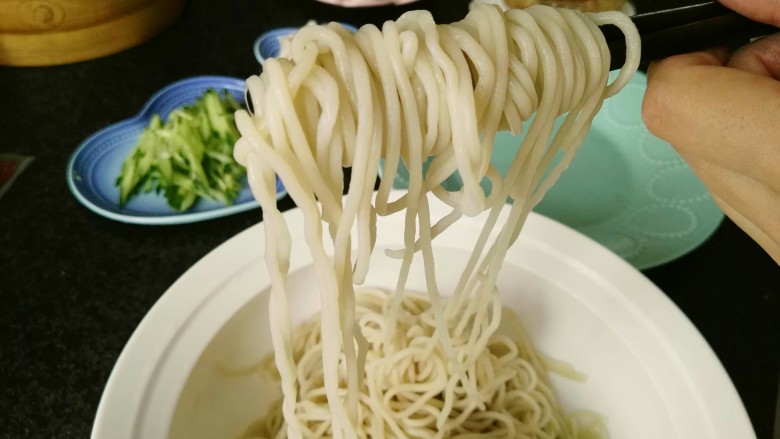 鸡丝凉面,用筷子卷起,如图。