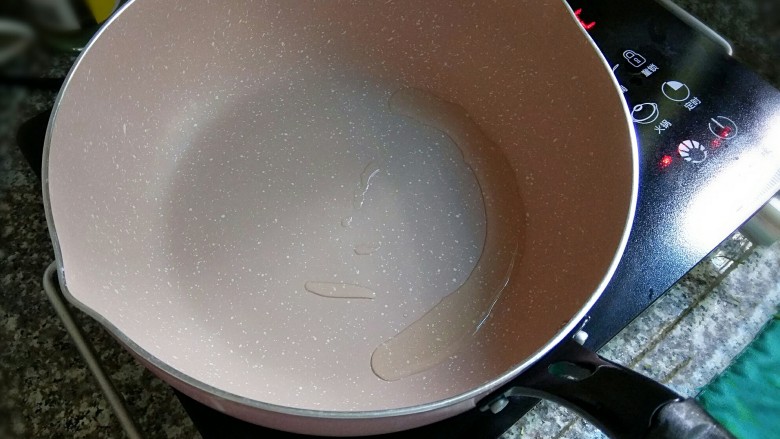 紫苏毛豆,热锅,加入适量食用油。