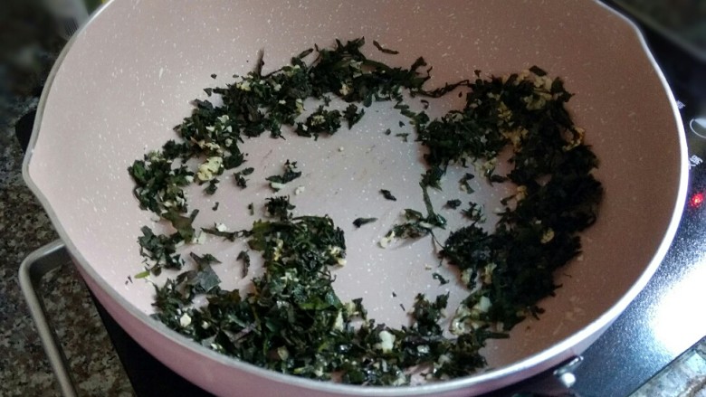 紫苏毛豆,加入紫苏继续翻炒,至紫苏香味出来。