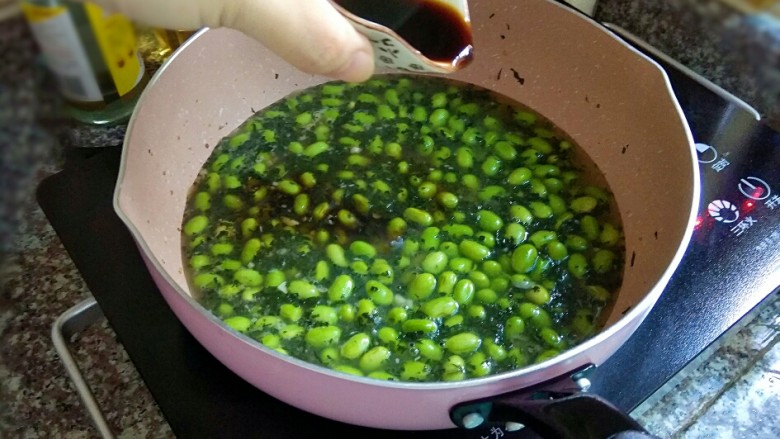 紫苏毛豆,加入和毛豆齐平的<a style='color:red;display:inline-block;' href='/shicai/ 156925'>水</a>,倒入酱油。