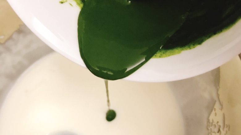 『浮生』抹茶渐变慕斯,在冷冻的这几分钟里,迅速加入刚刚的浅抹茶液,手动搅拌均匀,成为浅抹茶慕斯糊。