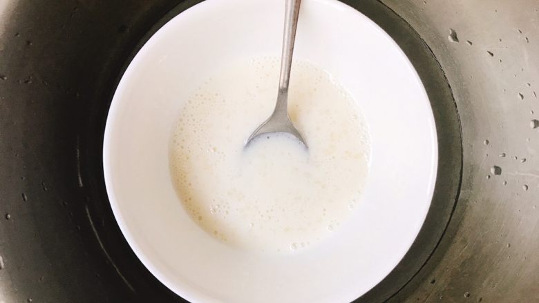 『浮生』抹茶渐变慕斯,取50g牛奶,加入吉利丁粉,隔热水搅拌融合均匀,成为牛奶吉利丁液,放一边备用。
至此,准备工作就完成了。