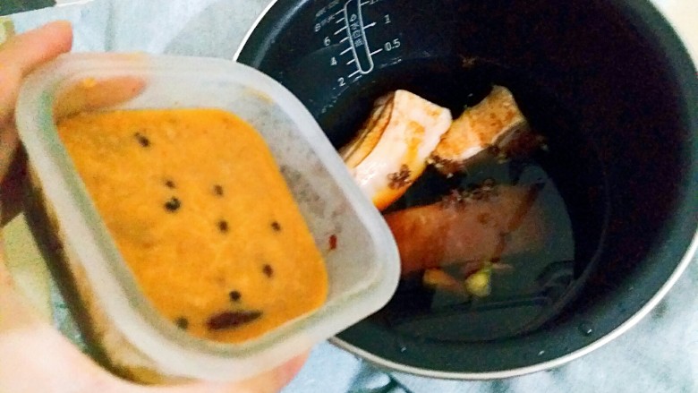 西安肉夹馍,因为周末惦记着出去玩,所以卤肉用的简易电饭锅版的。出门前把材料扔进去,晚上回来可以直接拿来用。做法就是五花肉洗干净扔锅里,放姜片<a style='color:red;display:inline-block;' href='/shicai/ 700'>花椒</a>,倒<a style='color:red;display:inline-block;' href='/shicai/ 692'>酱油</a>,<a style='color:red;display:inline-block;' href='/shicai/ 10588'>糖</a>盐,放点老卤(没错,就是前几天卤过鸡脚屯起来的。),按煲汤功能出门就行了。没有煲汤功能,煲粥也行。