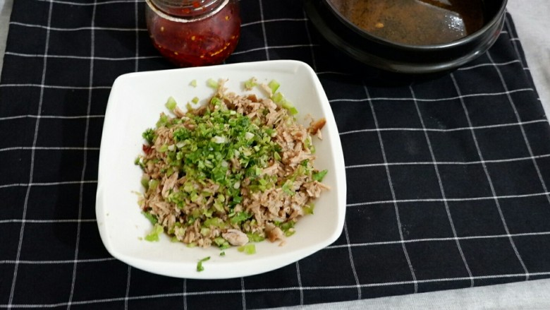 西安肉夹馍,剁好的肉末和辣椒末，香菜末混合拌匀。卤汁儿，红油准备好备用。